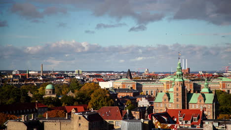 Zeitraffer-Der-Skyline-Von-Kopenhagen:-Historische-Innenstadt-Mit-Turmspitze